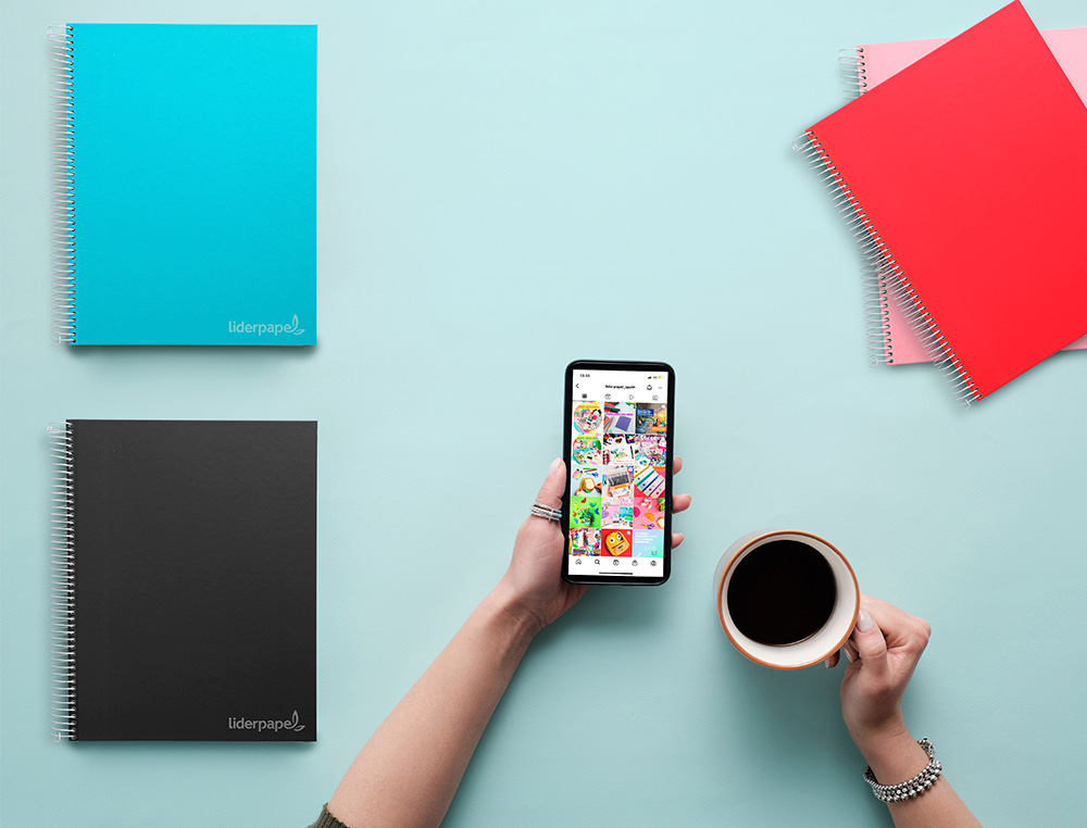 CADERNO ESPIRAL LIDERPAPEL DIN A4 JOLLY CAPA FORRADA 140 F 75GR MULTIDISCIPLINA 28F 5MM 112F PAUTADAS 5 BANDAS DE CORES