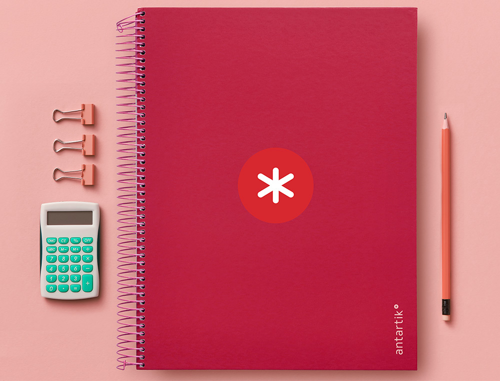 CADERNO ESPIRAL DIN A4 ANTARTIK CAPA FORRADA 120 F 100 GR PAUTADO 5 BANDAS COR FRAMBOESA