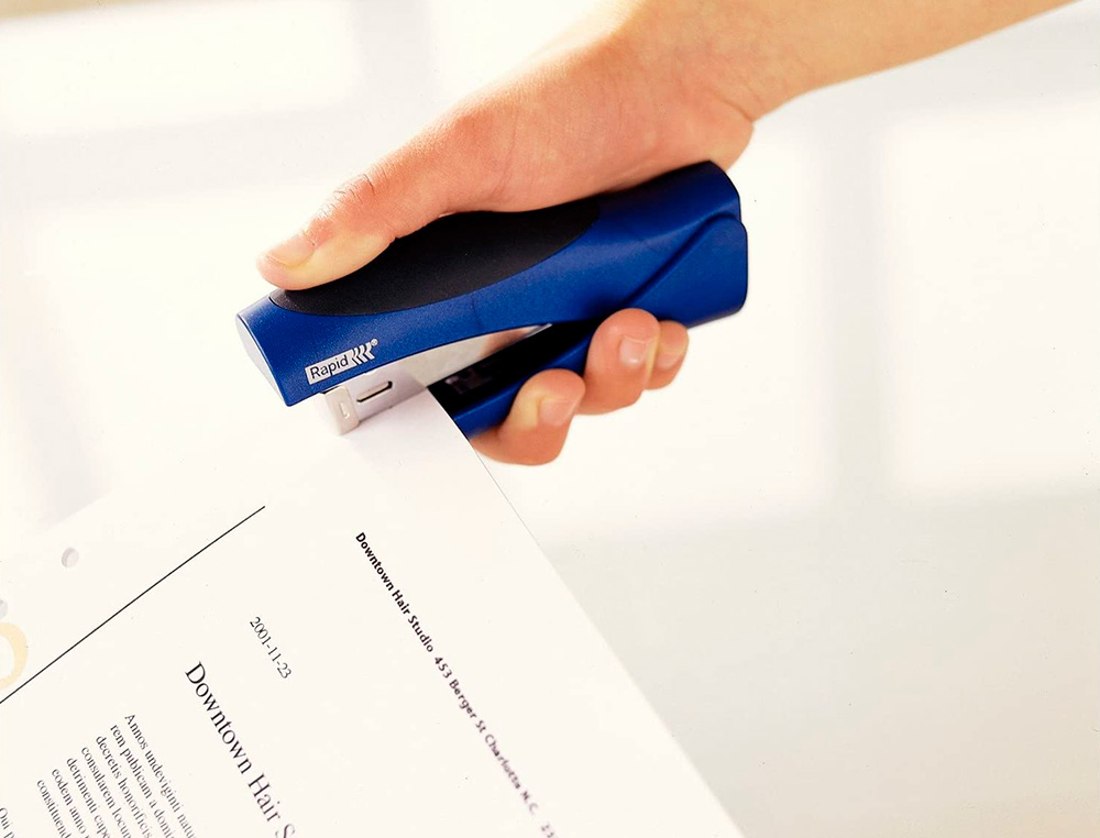 AGRAFADOR RAPID VERTICAL ULTIMATE F20 PLASTICO CAPACIDADE 20 FOLHAS USA AGRAFES 24/6 E 26/6 COR AZUL