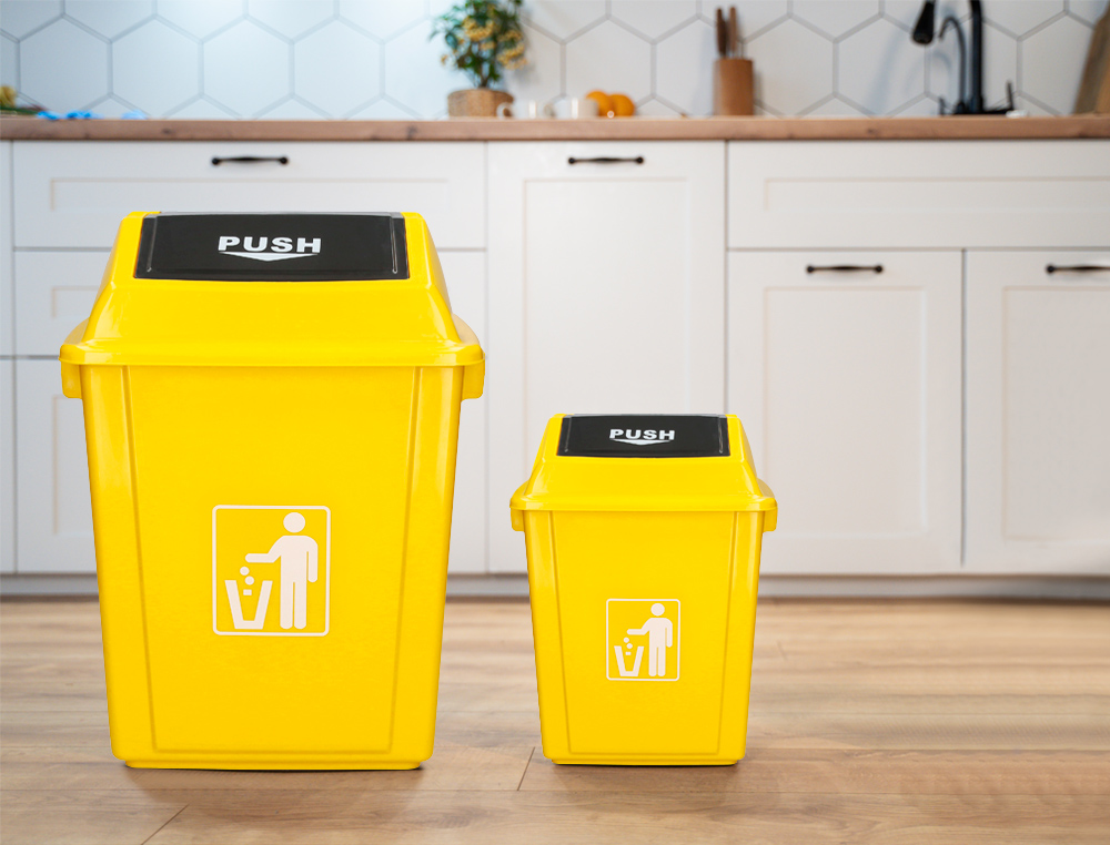 CONTENTOR DE LIXO Q-CONNECT PLASTICO COM TAMPA DE EMPURRAR 20 LITROS 340X240X450 MM AMARELO