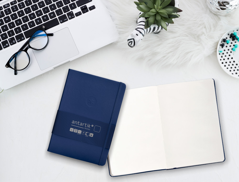 CADERNO COM ELASTICO ANTARTIK NOTES CAPA DURA A5 LISO AZUL MARINHO 100 FOLHAS 80 GR FSC