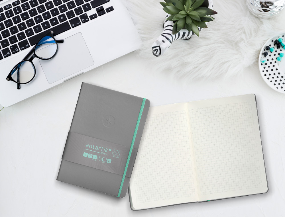 CADERNO COM ELASTICO ANTARTIK NOTES CAPA DURA A5 QUADRICULADO CINZA E TURQUESA 100 FOLHAS 80 GR FSC