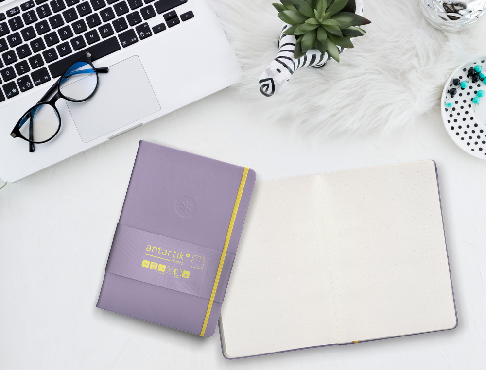 CADERNO COM ELASTICO ANTARTIK NOTES CAPA DURA A5 PONTILHADO ROXO E AMARELO 100 FOLHAS 80 GR FSC