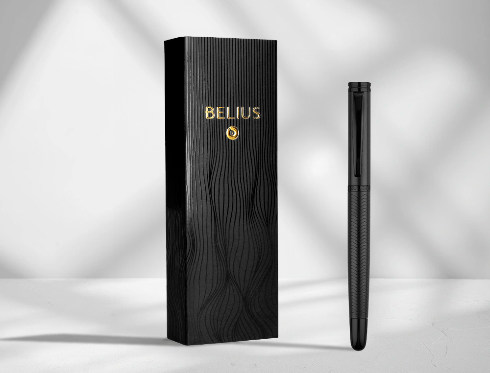 CANETA BELIUS NEPTUNO ALUMINIO TEXTURA WAVY COR PRETO TINTA AZUL CAIXA DE DESIGN