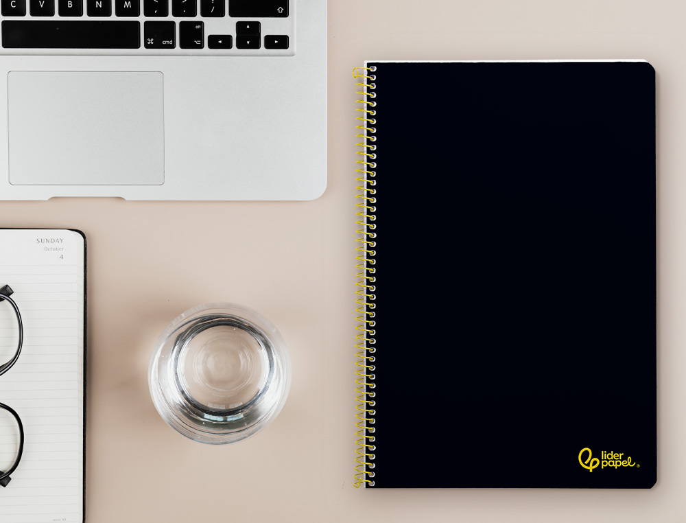 CADERNO ESPIRAL LIDERPAPEL SMART DIN A4 CAPA SUAVE 80 F 75GR PAUTADO COM MARGEM COR PRETO