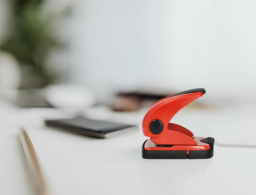 FURADOR Q-CONNECT CAPACIDADE 20 FOLHAS VERMELHO