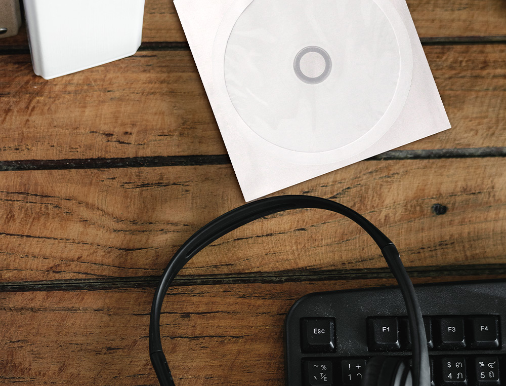 BOLSA DE PAPEL Q-CONNECT PARA CD / DVD EMBALAGEM DE 50 UNIDADES