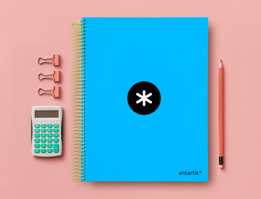 CADERNO ESPIRAL DIN A4 ANTARTIK CAPA FORRADA 120 F 100 GR LISO COM BANDAS DE CORES 4 FUROS COR AZUL