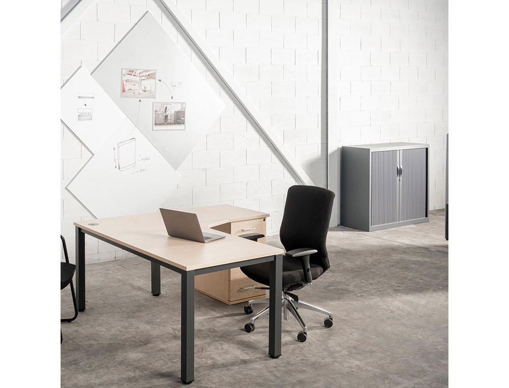 MESA DE ESCRITORIO ROCADA SERIE EXECUTIVE FORMA EM L DIREITA 180X120 CM ACABAMENTO AD02 ALUMINIO/CINZA