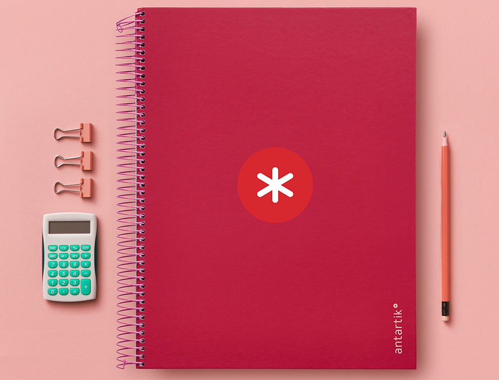 CADERNO ESPIRAL DIN A4 ANTARTIK CAPA FORRADA 120 F 100 GR QUADRICULA 5MM 5 BANDAS COR FRAMBOESA