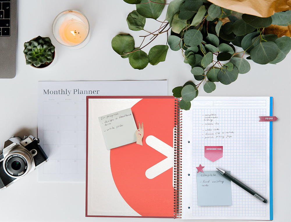 CADERNO ESPIRAL DIN A4 ANTARTIK CAPA FORRADA 120 F 100 GR QUADRICULA 5MM 5 BANDAS COR FRAMBOESA