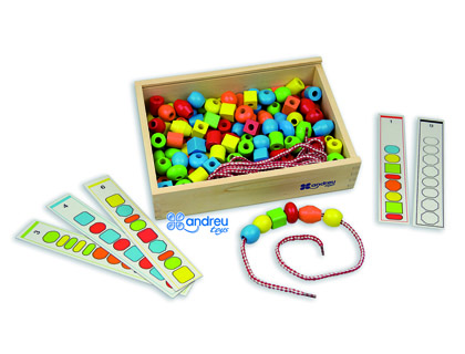 JOGO ANDREUTOYS FORMAS PARA ENFIAR + 10 CORDOES + 10 MODELOS CAIXA DE 150 UNIDADES SORTIDAS