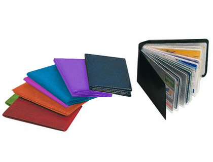 PORTATARJETAS DE CREDITO FABRICADAS EN PVC BASE OPACA CAPACIDAD 10 TARJETAS COLORES SURTIDOS EXPOSITOR DE 30